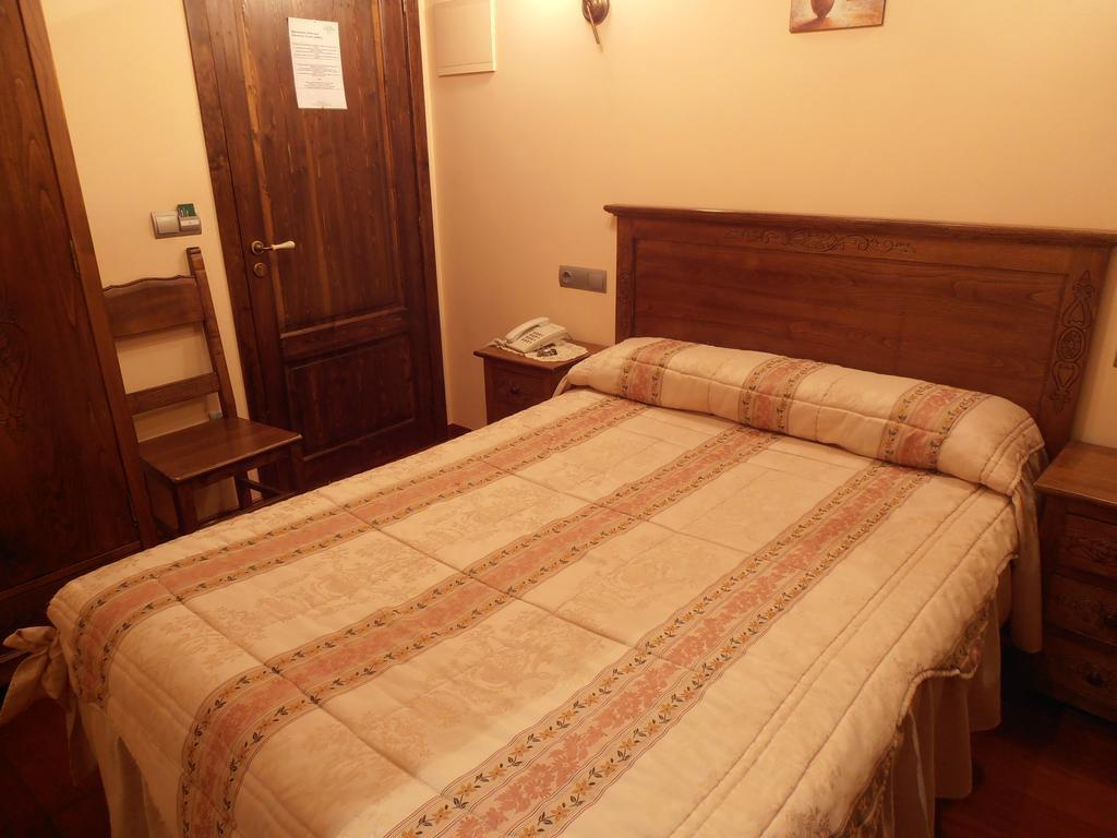Hostal Virgen De La Encina Ponferrada Rum bild