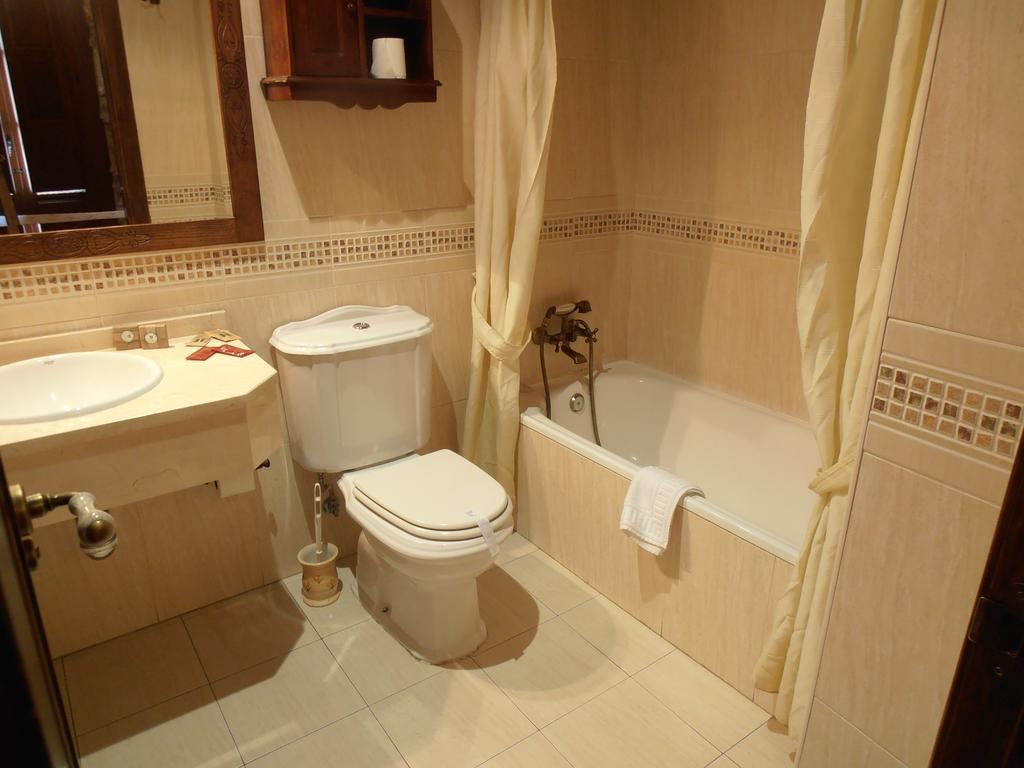 Hostal Virgen De La Encina Ponferrada Rum bild