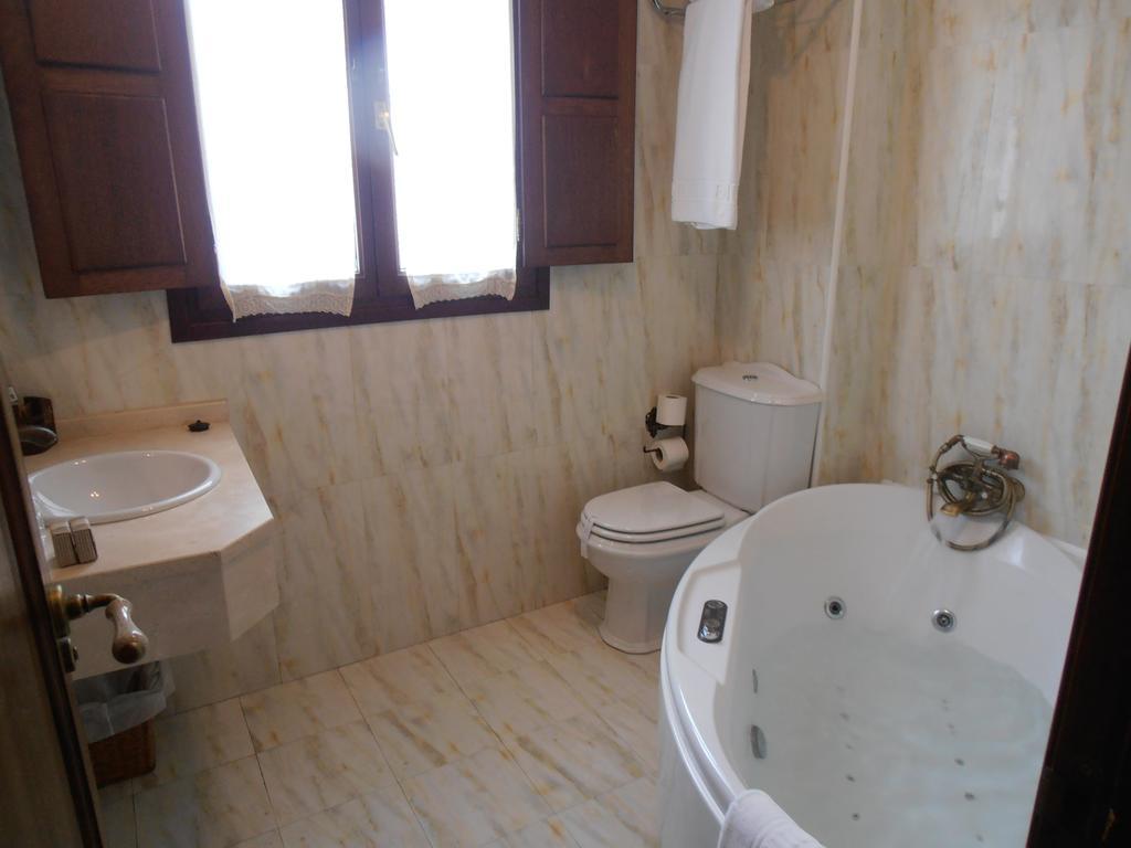 Hostal Virgen De La Encina Ponferrada Rum bild